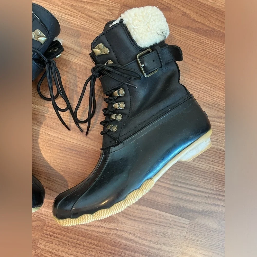 Sperry Top-Sider Black Boots with Cream Fur Lining